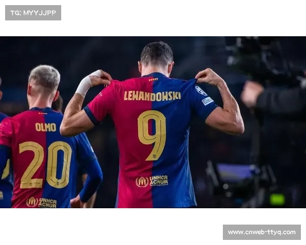 欧冠实时：巴萨上半场1-0领先斯拉维亚，莱万头球破门